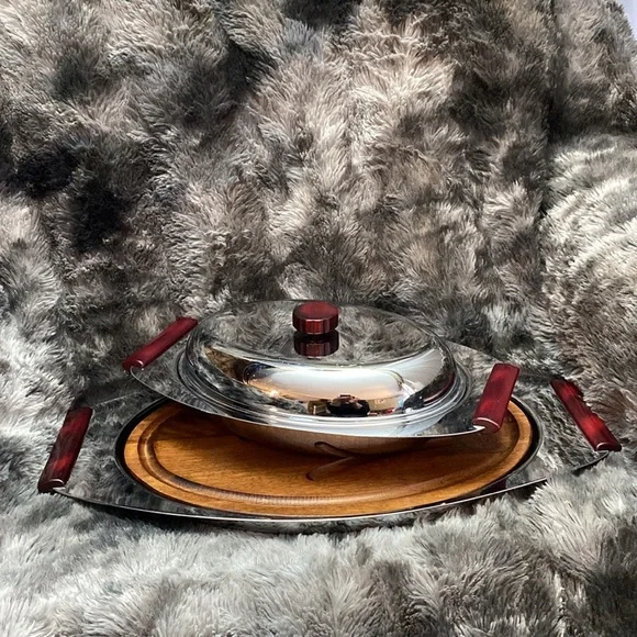 2 Vintage Chrome Serving
Trays made in Quebec - Picture 15 of 16